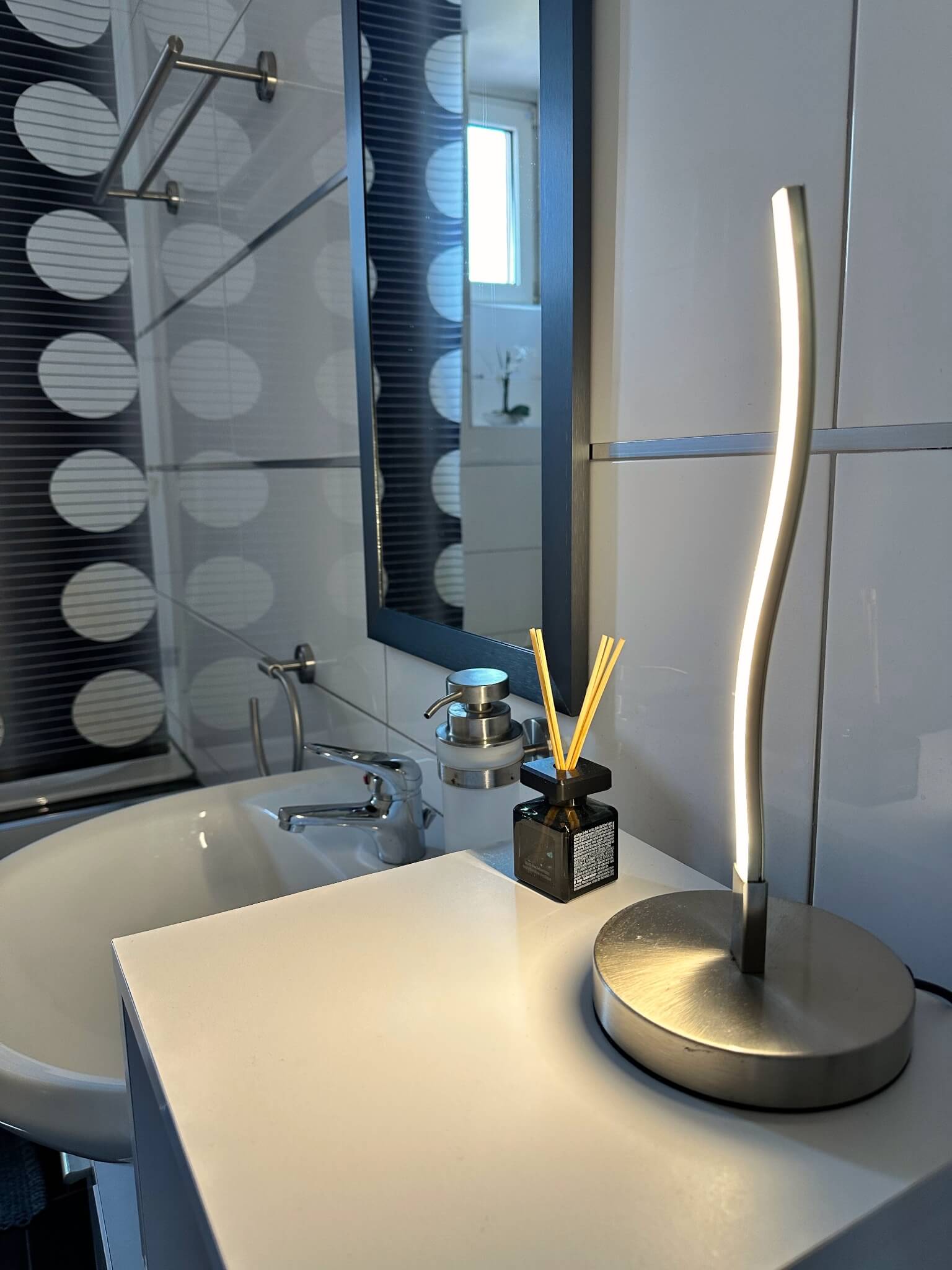 Refugium Divine Bad Waschbecken Foto vom Spiegel und des Waschbeckens im Refugium Divine