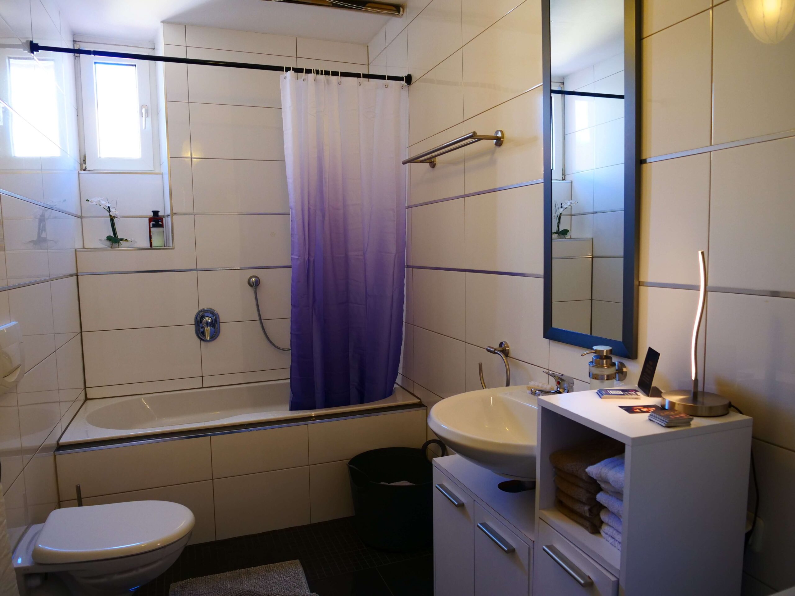 Refugium Divine Bad quer Badewanne mit Vorhang im Refugium Divine