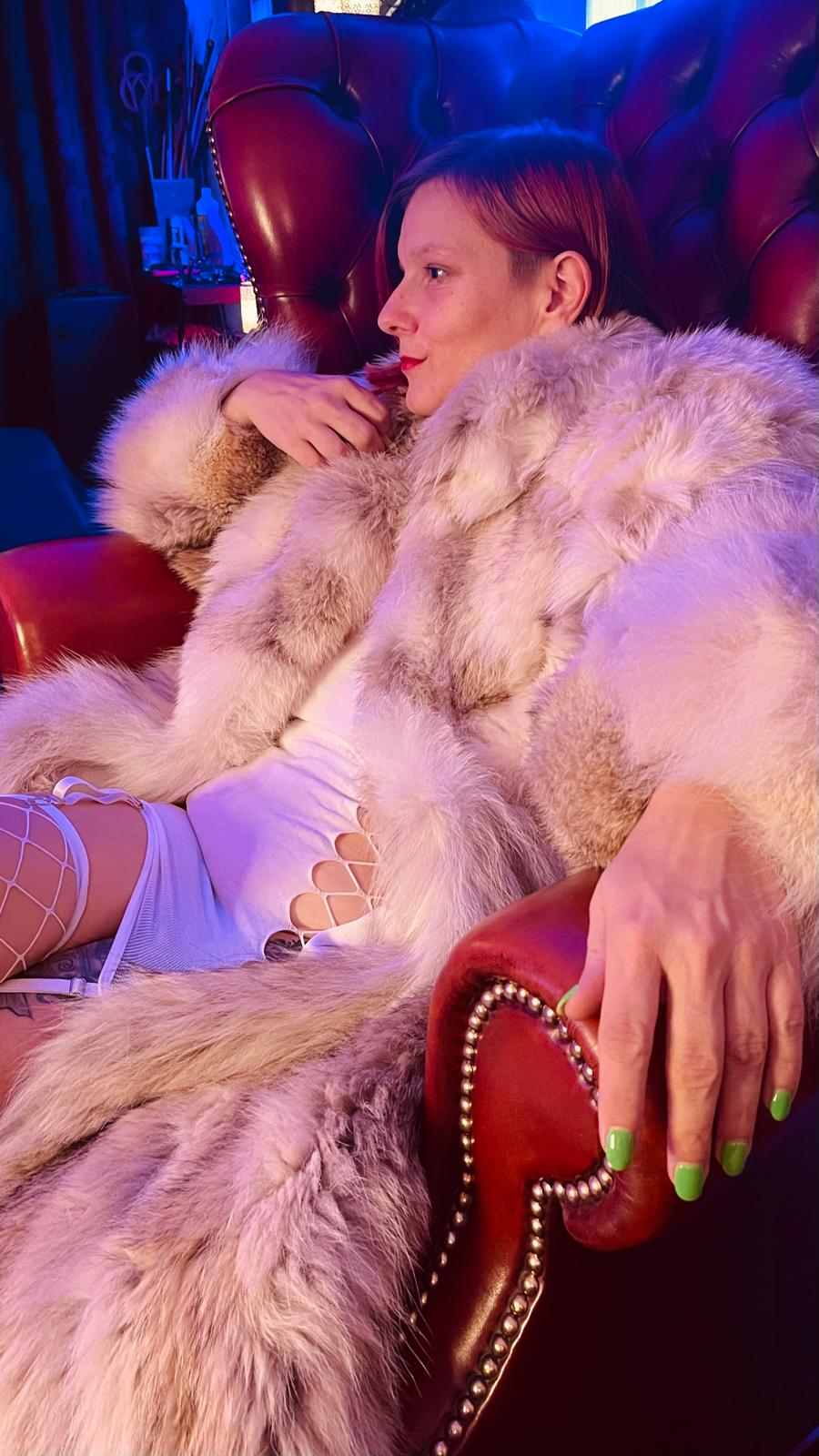 Ella Bizarr auf Fell 3