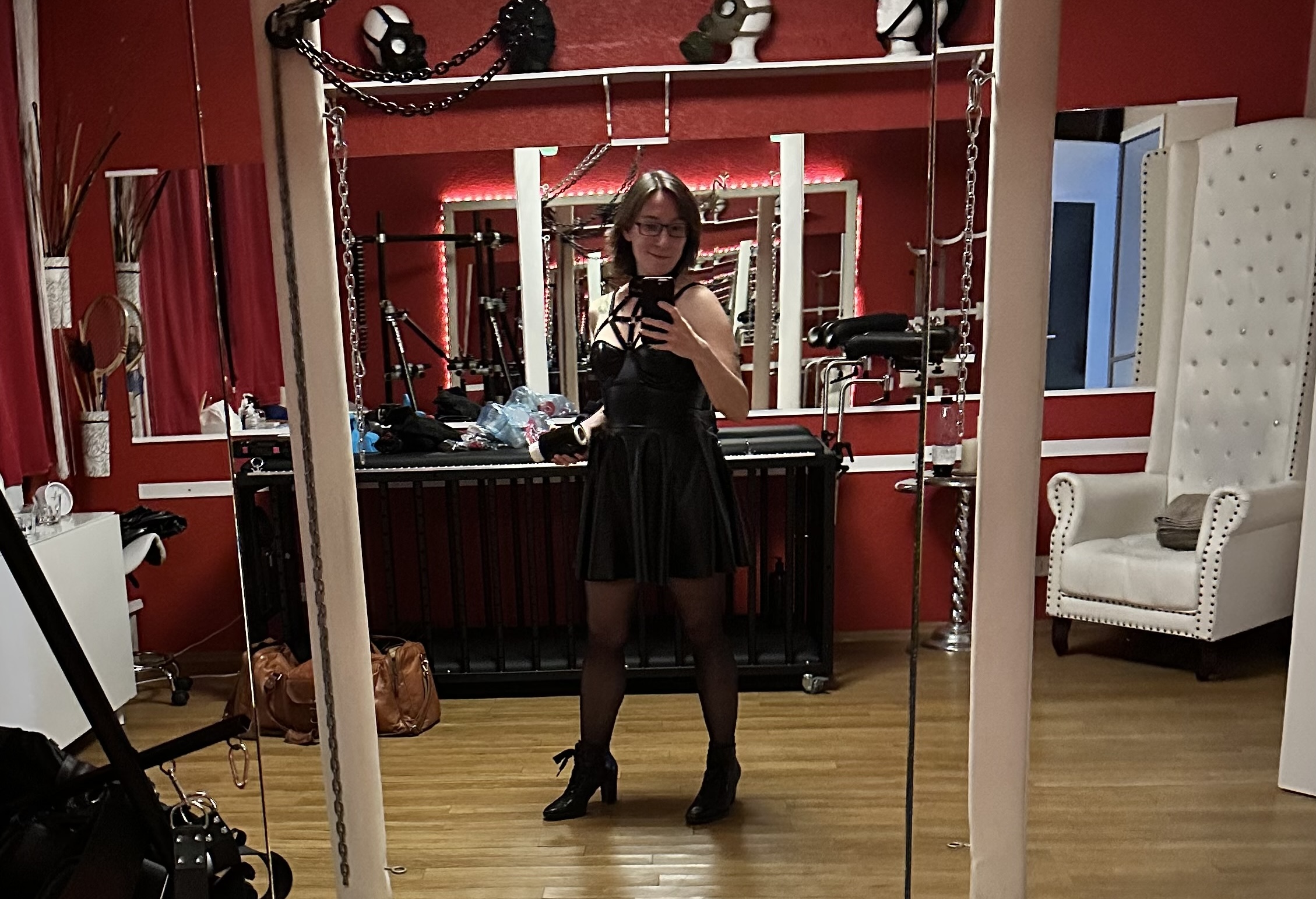 Jay Stark erstes Mal Refuigum 1 Forum quer Selfie von Jay Stark bei ihrem ersten Mal im Refugium Divine BDSM-Studio in quer