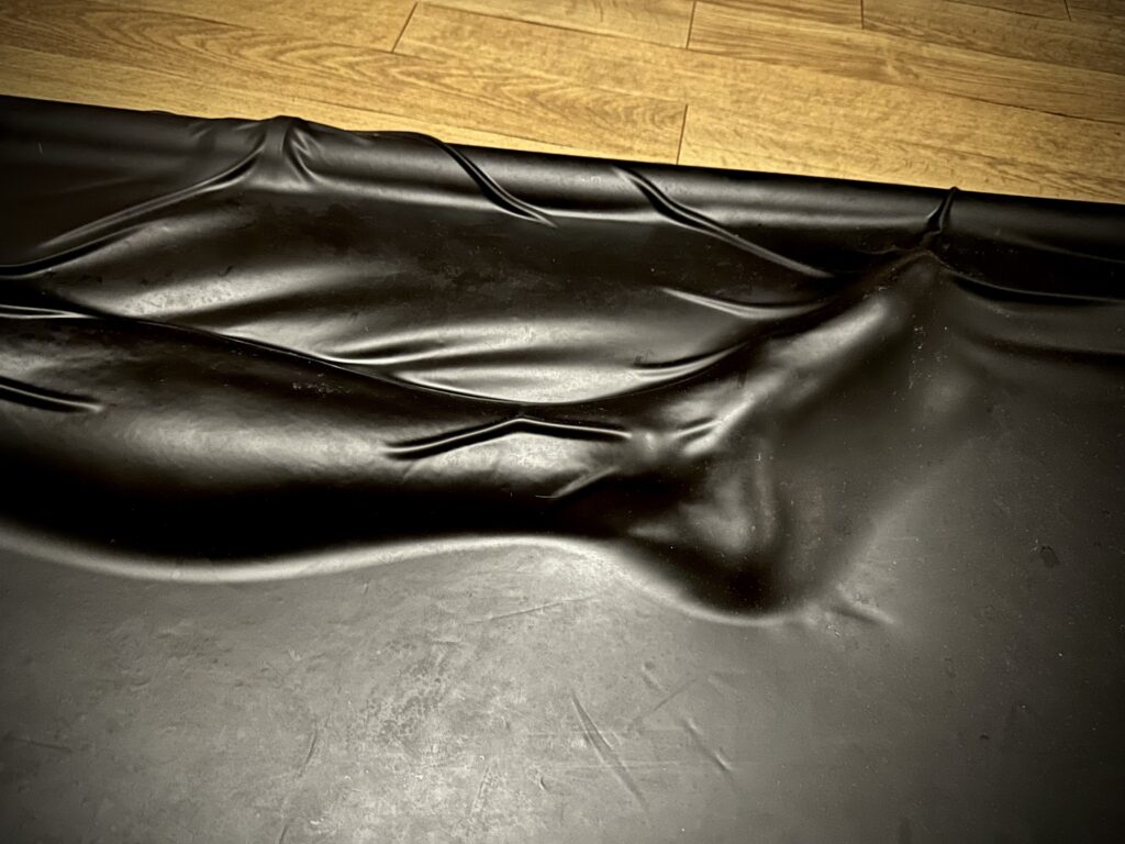 Fuß im Latex-Vakuum-Bett bei Jay Starks ersten Mal im Refugium Divine BDSM-Studio