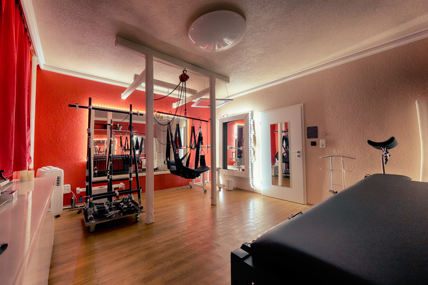 Raum Forum 2 Refugium Divine BDSM Studio Aschaffenburg (Cat Mason) Raum "Forum" mit Käfig und Sling im BDSM Studio Refugium Divine Aschaffenburg