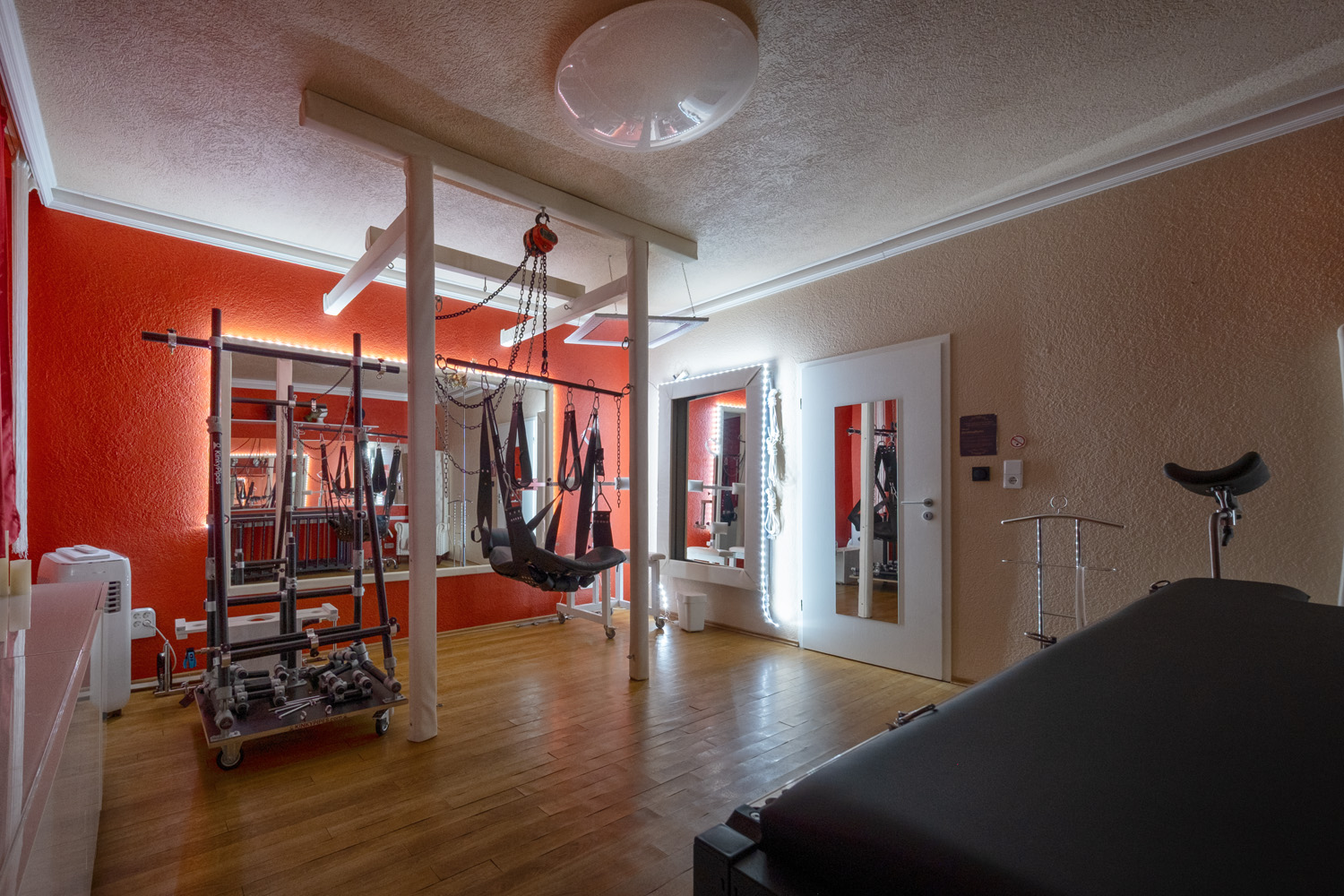 Raum Forum 2b Refugium Divine BDSM Studio Aschaffenburg (Cat Mason) Raum "Forum" mit Blick vom Käfig im BDSM Studio Refugium Divine Aschaffenburg