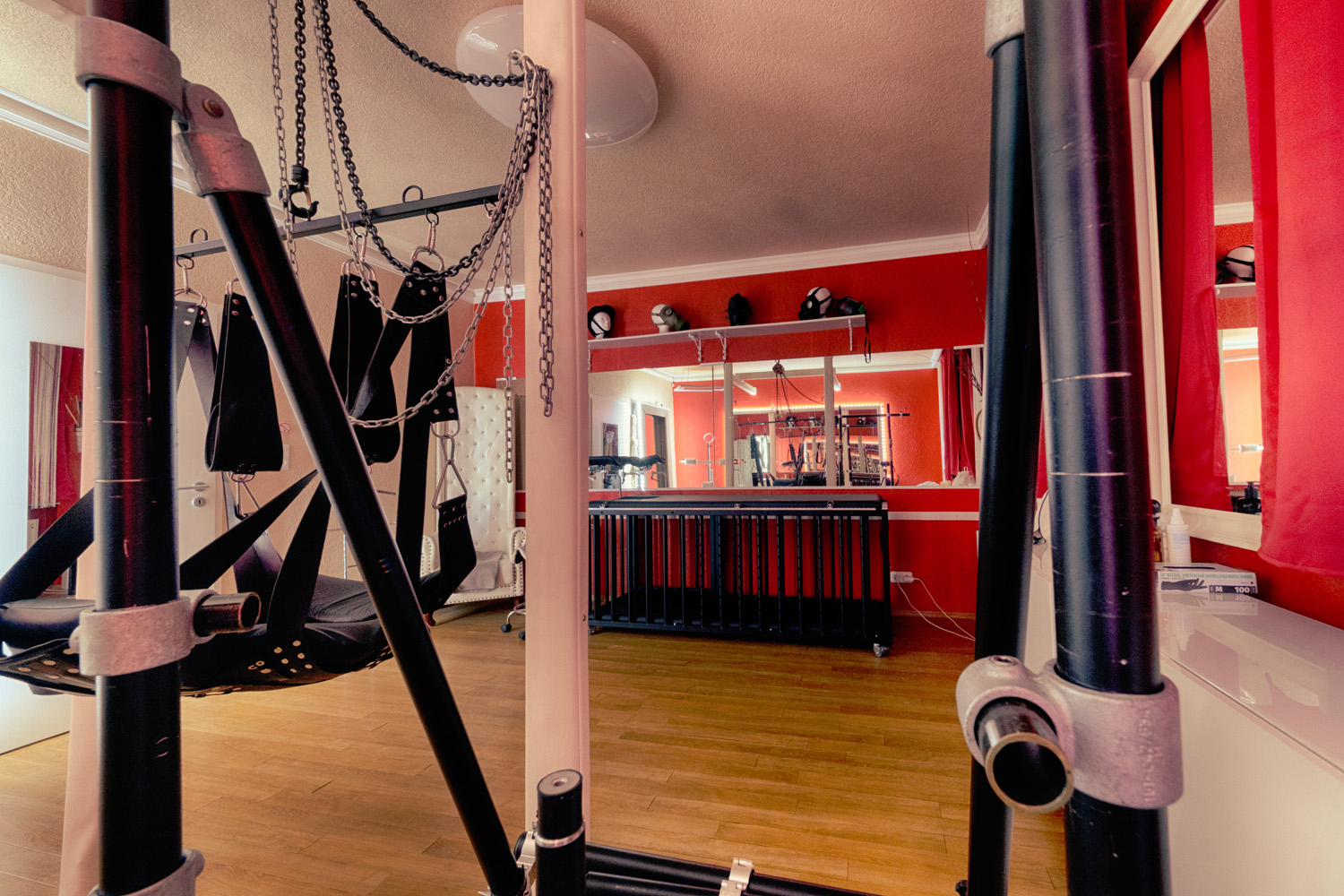 Raum Forum 3 Refugium Divine BDSM Studio Aschaffenburg (Cat Mason) Raum "Forum" mit Käfig-Blick im BDSM Studio Refugium Divine Aschaffenburg