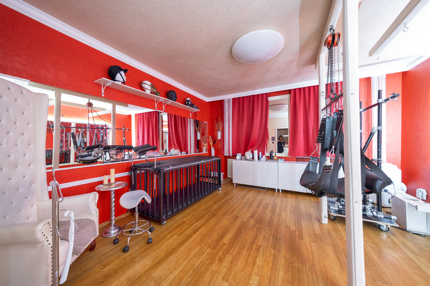 Raum Forum 7b mit Jay im Refugium Divine BDSM Studio Aschaffenburg (Cat Mason) Raum "Forum" mit Käfig im BDSM Studio Refugium Divine Aschaffenburg als Weitwinkel-Aufnahme