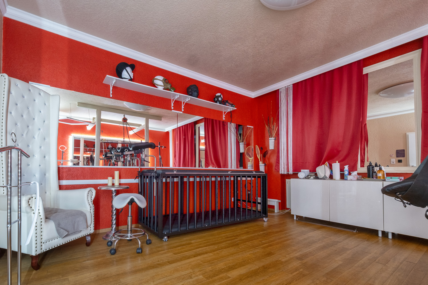 Raum Forum 8 Refugium Divine BDSM Studio Aschaffenburg (Cat Mason) Raum "Forum" mit Käfig im BDSM Studio Refugium Divine Aschaffenburg