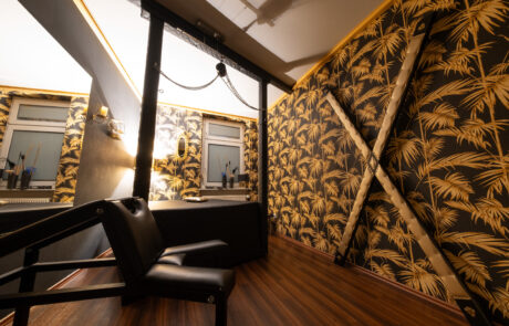 Raum Oase 1 Refugium Divine BDSM Studio Aschaffenburg (Cat Mason) Weitwinkel-Aufnahme Andreaskreuz im Raum Oase im BDSM Studio Refugium Divine Aschaffenburg