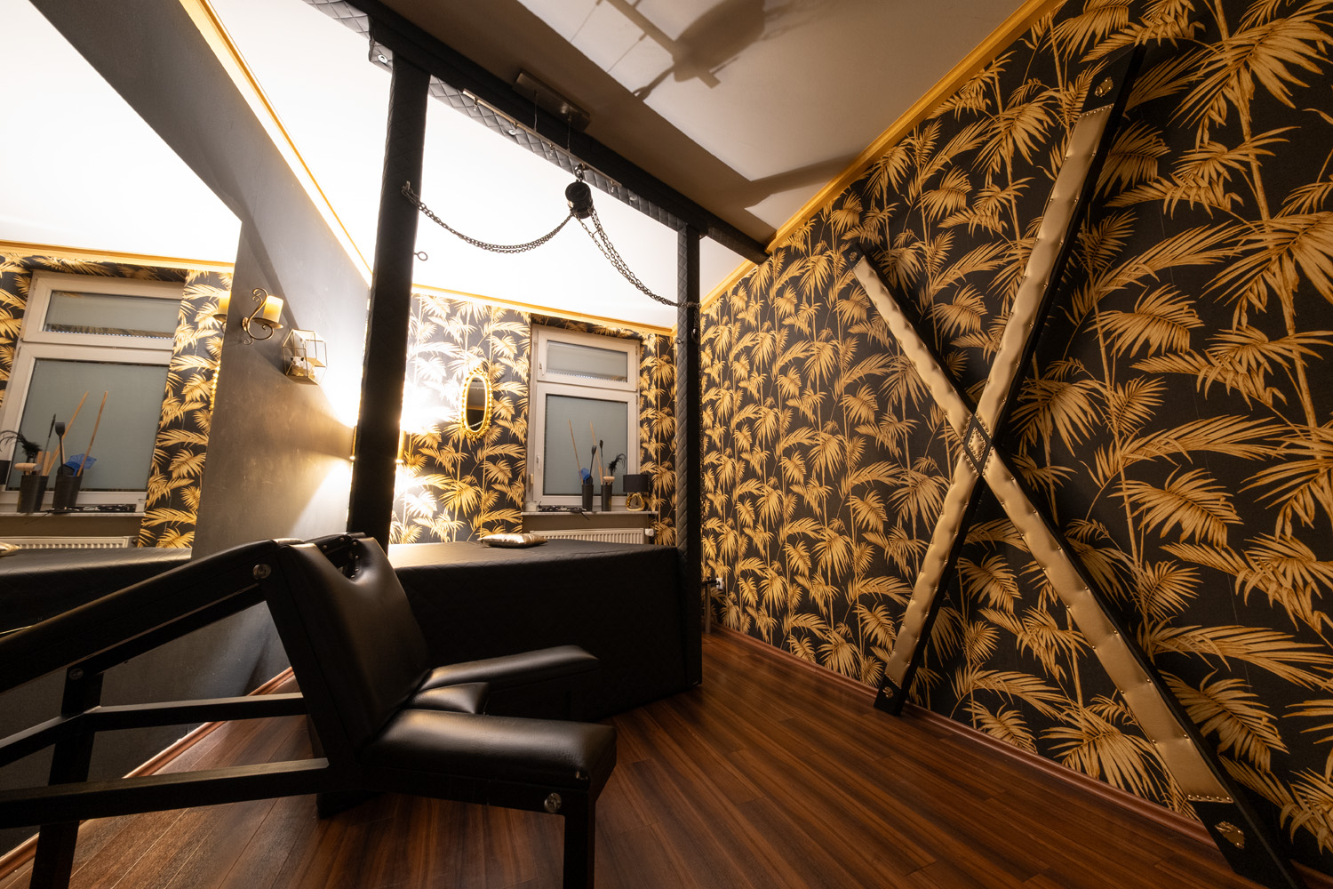 Raum Oase 1 Refugium Divine BDSM Studio Aschaffenburg (Cat Mason) Weitwinkel-Aufnahme Andreaskreuz im Raum Oase im BDSM Studio Refugium Divine Aschaffenburg