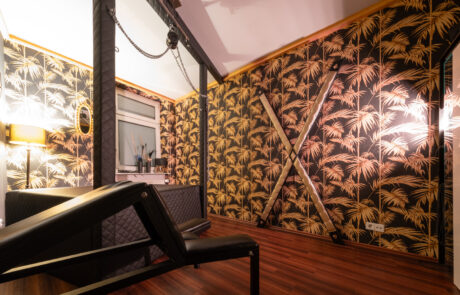 Raum Oase 2 Refugium Divine BDSM Studio Aschaffenburg (Cat Mason) Kreuz im Raum Oase im BDSM Studio Refugium Divine Aschaffenburg