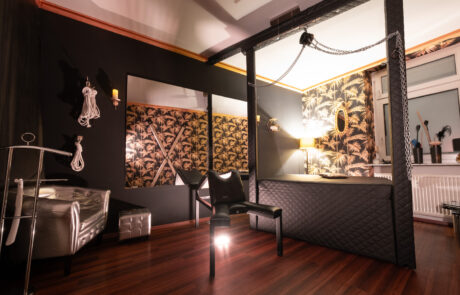 Raum Oase 4 Refugium Divine BDSM Studio Aschaffenburg (Cat Mason) Weitwinkel-Aufnahme Raum Oase im BDSM Studio Refugium Divine Aschaffenburg