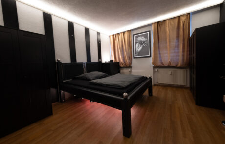 Raum Suite 1 Refugium Divine BDSM Studio Aschaffenburg (Cat Mason) Bett in der Suite im BDSM Studio Refugium Divine Aschaffenburg