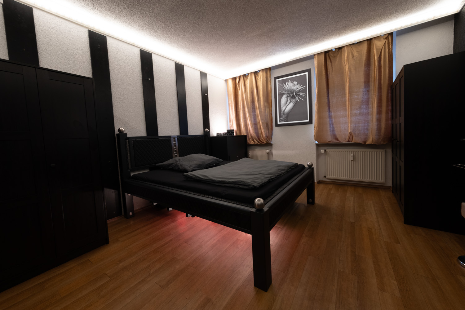 Bett in der Suite im BDSM Studio Refugium Divine Aschaffenburg