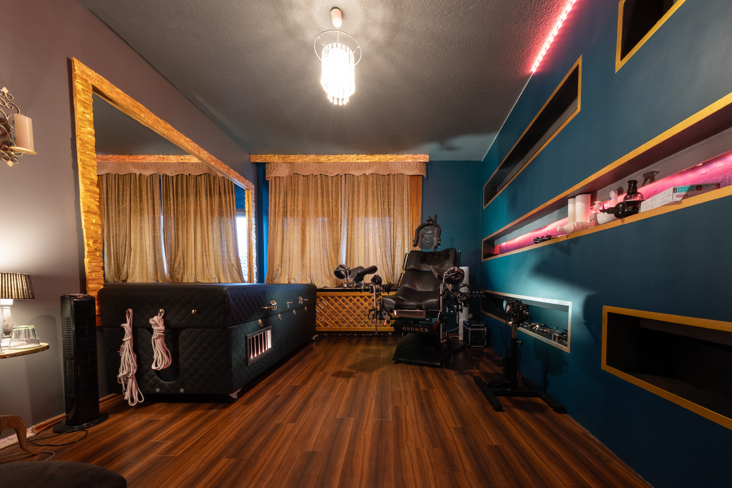 Raum Victoria 1 Refugium Divine BDSM Studio Aschaffenburg (Cat Mason) Raum Oase mit Boomer im BDSM Studio Refugium Divine