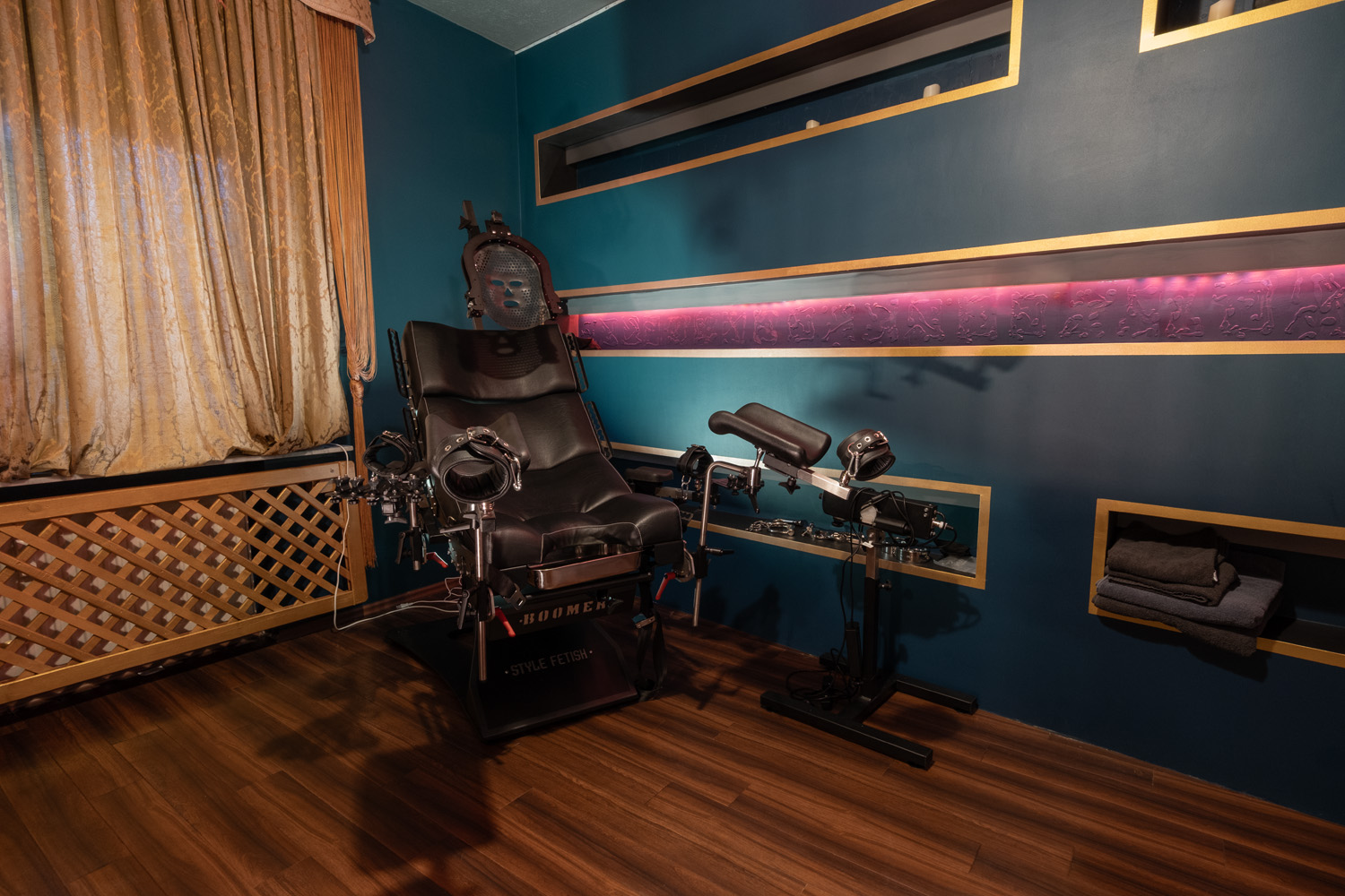 Raum Victoria 2 Refugium Divine BDSM Studio Aschaffenburg (Cat Mason) Boomer im BDSM Studio Refugium Divine