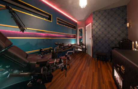 Boomer von der Seite im BDSM Studio Refugium Divine