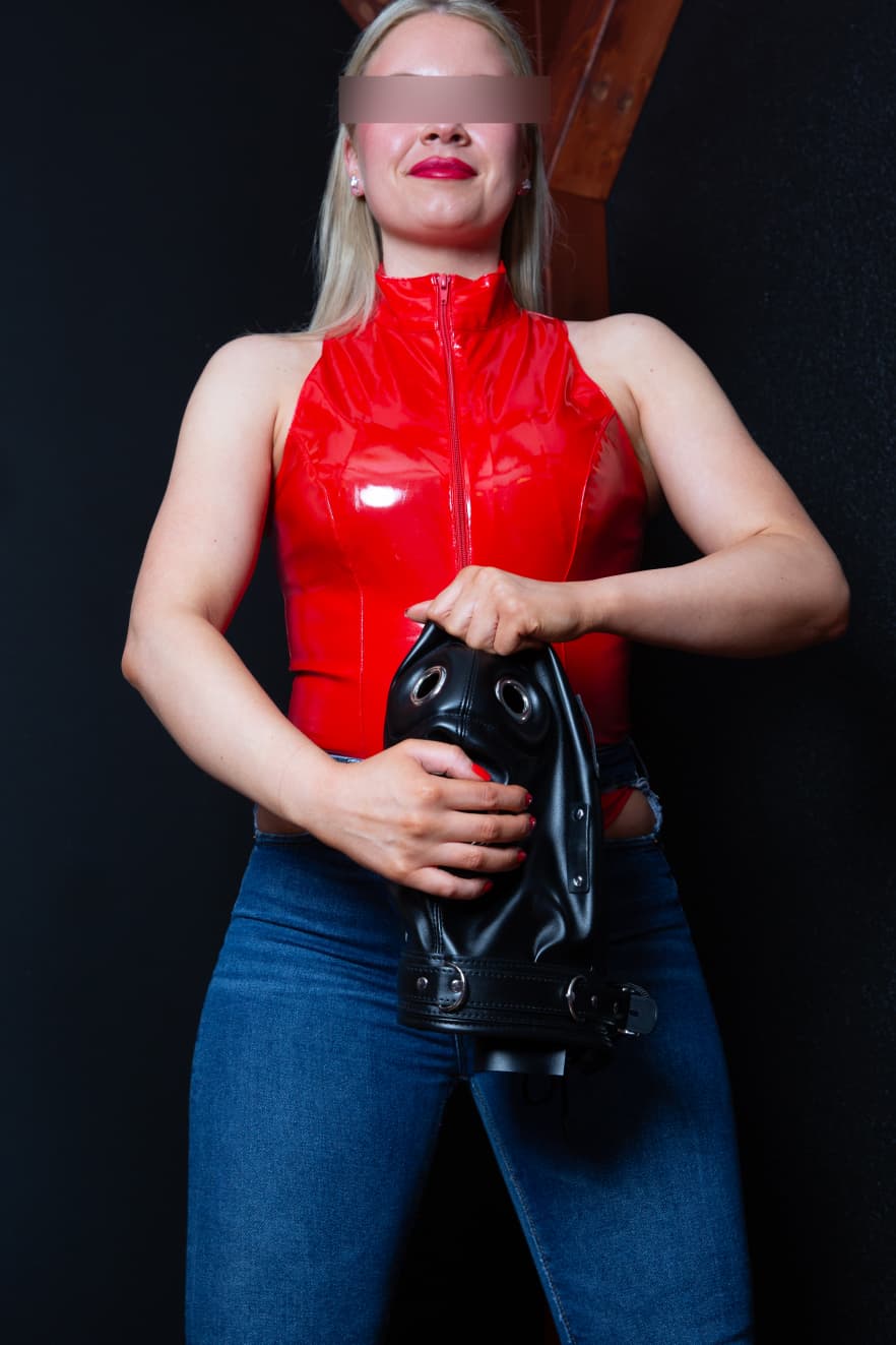 Lady Finja 12 Latexmaske rot Lady Finja in rotem Latex Top mit Maske