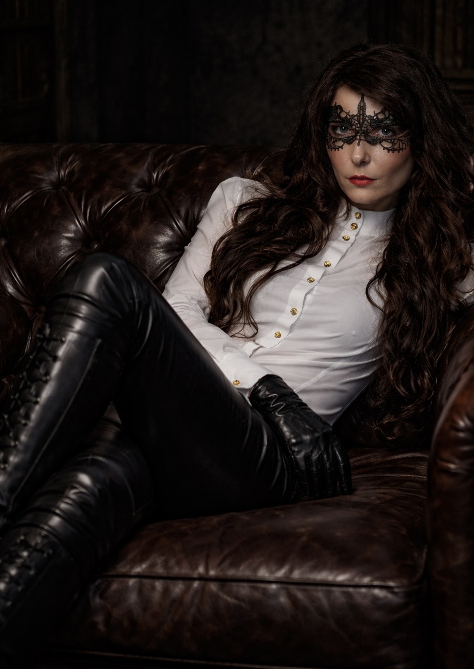 Antonia von Streng 3 Portrait von Mistress Antonia von Streng mit Maske