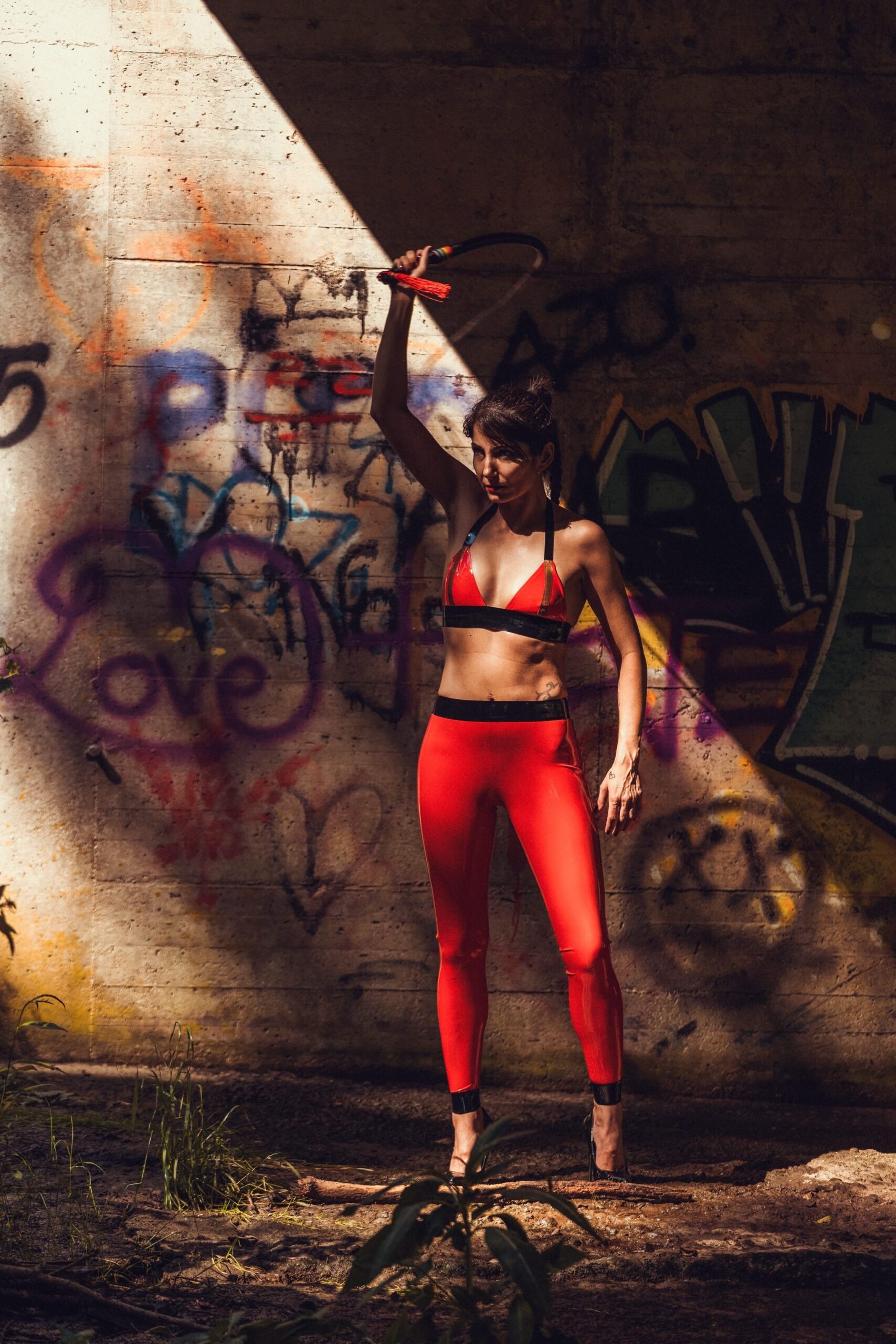 Antonia von Streng 5 web Portrait von Mistress Antonia von Streng in rotem Sportoutfit