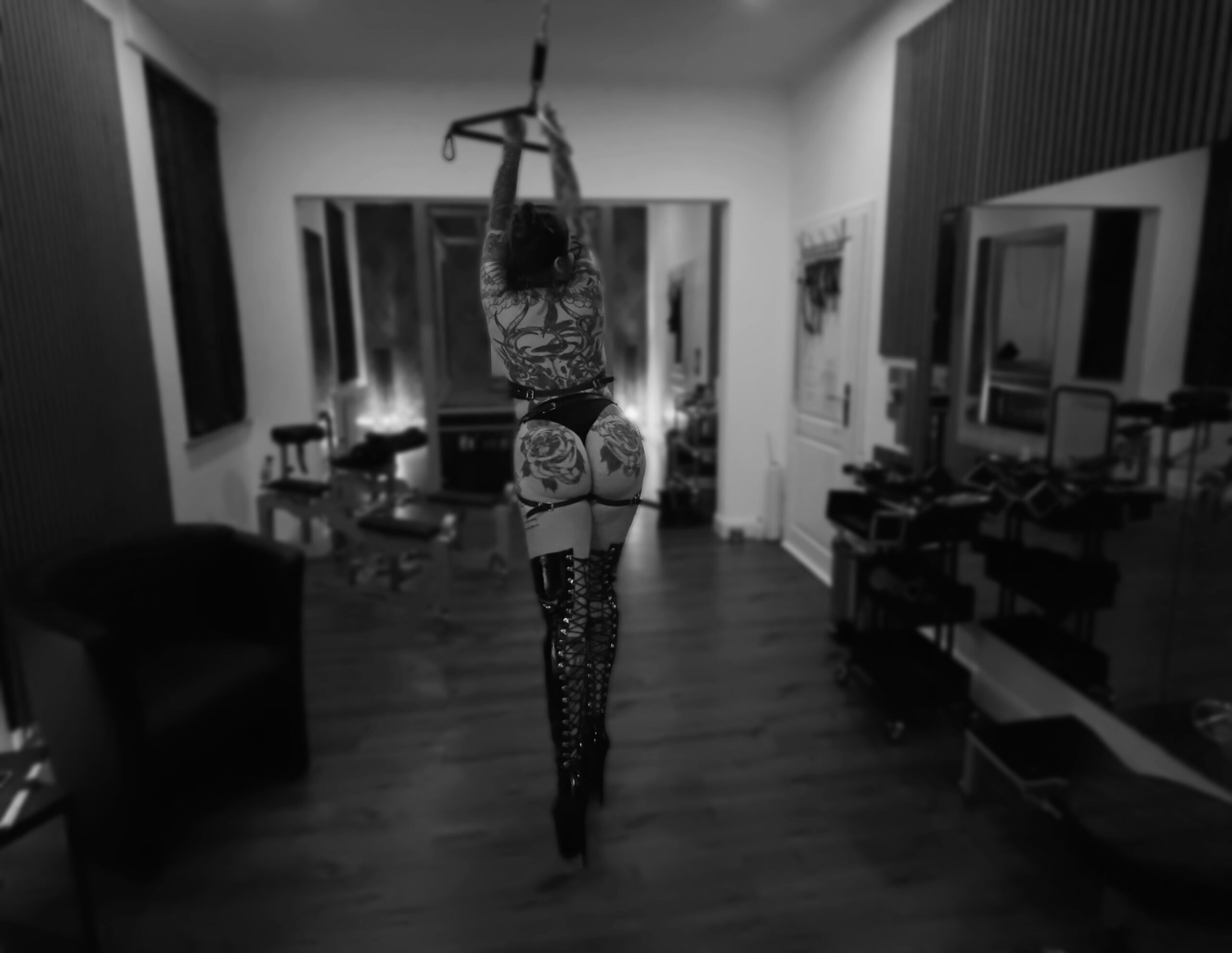Hanna de Vil 3 Rückansicht von Bizarrlady Hanna de Vil in Dessous, ihre Tattoos sind sichtbar