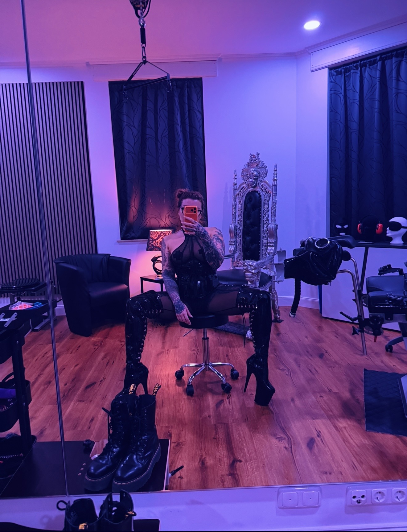 Screenshot Spiegel-Selfie von Bizarrlady Hanna de Vil in einem BDSM Studio mit Domina-Stiefeln