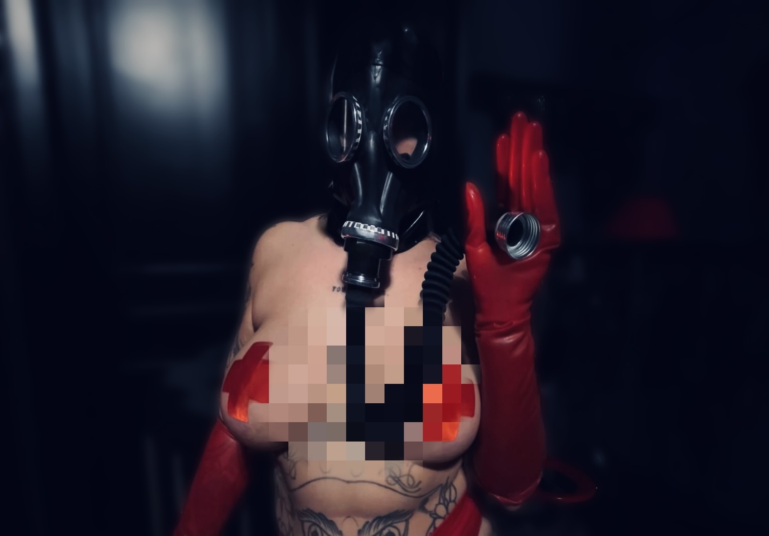 Hanna de Vil 7 Portrait von Bizarrlady Hanna de Vil in einer Gasmaske mit roten Handschuhen