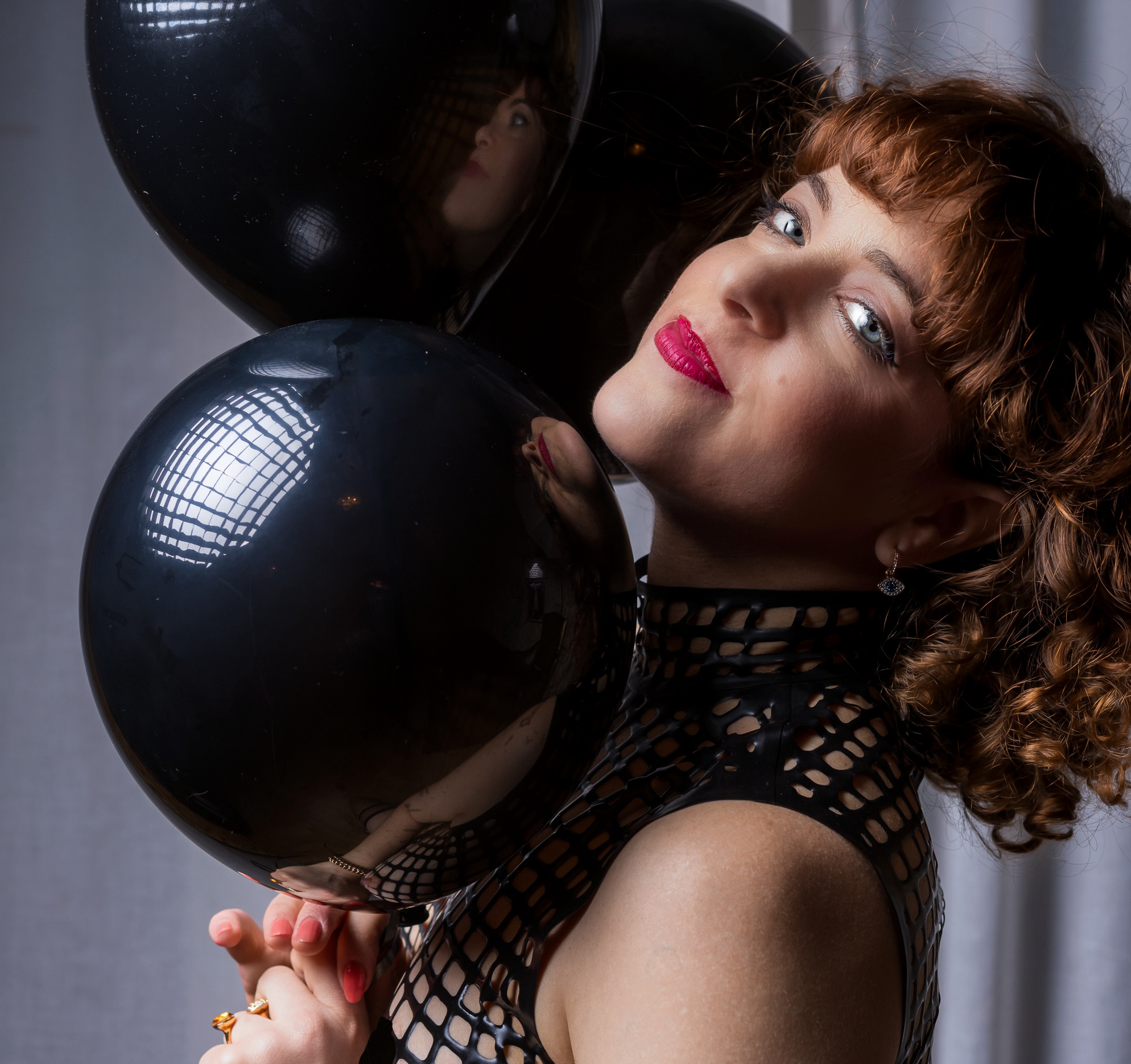 5 kat rix Atrium Domina Kat Rix im Portrait mit schwarzen Luftballons