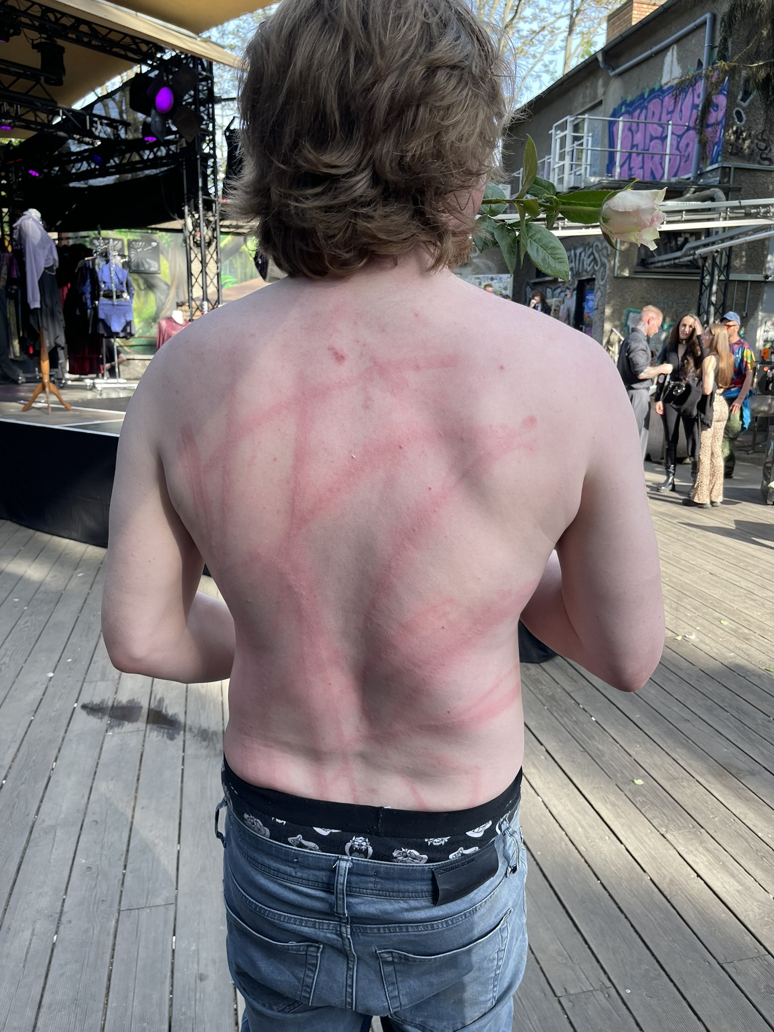 Hekate 13 Spuren Foto der Peitschenspuren am Rücken eines Subs von Hekate.