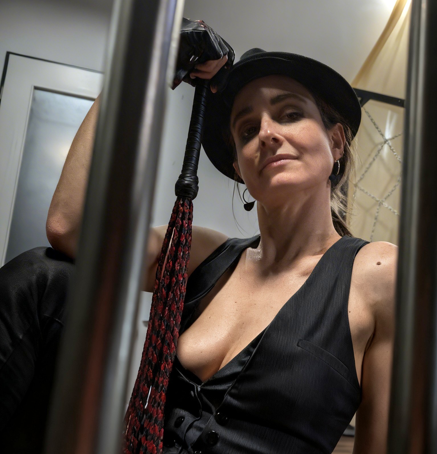 Hekate 2 Foto von Hekate, einer großen, schlanken Domina mit Fedora.
